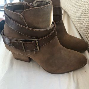 LIFE STYLE WENDY DISTRESSED ANKLE BOOTS  Sz7